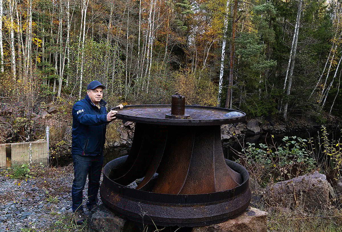Magnus Edvinsson visar upp den gamla Francis-turbinen, som var i drift vid Högeströms kraftstation från slutet av 1940-talet till 2012.