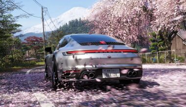 Porsche 911 bland blommande körsbärsträd och med Mount Fuji i bakgrunden.