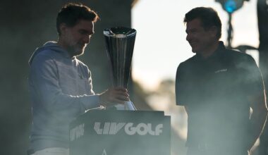 två män vid ett podium och en pokal