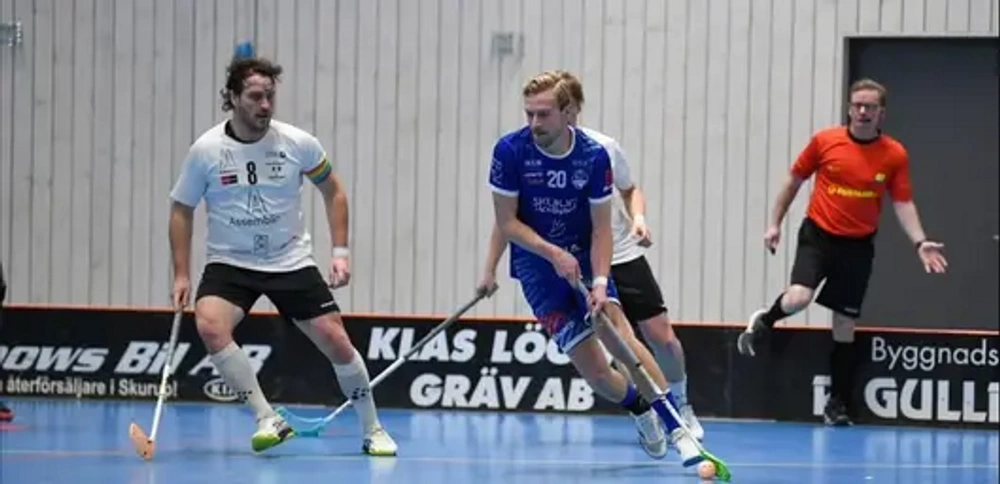 Innebandyspelare, domare i bakgrunden