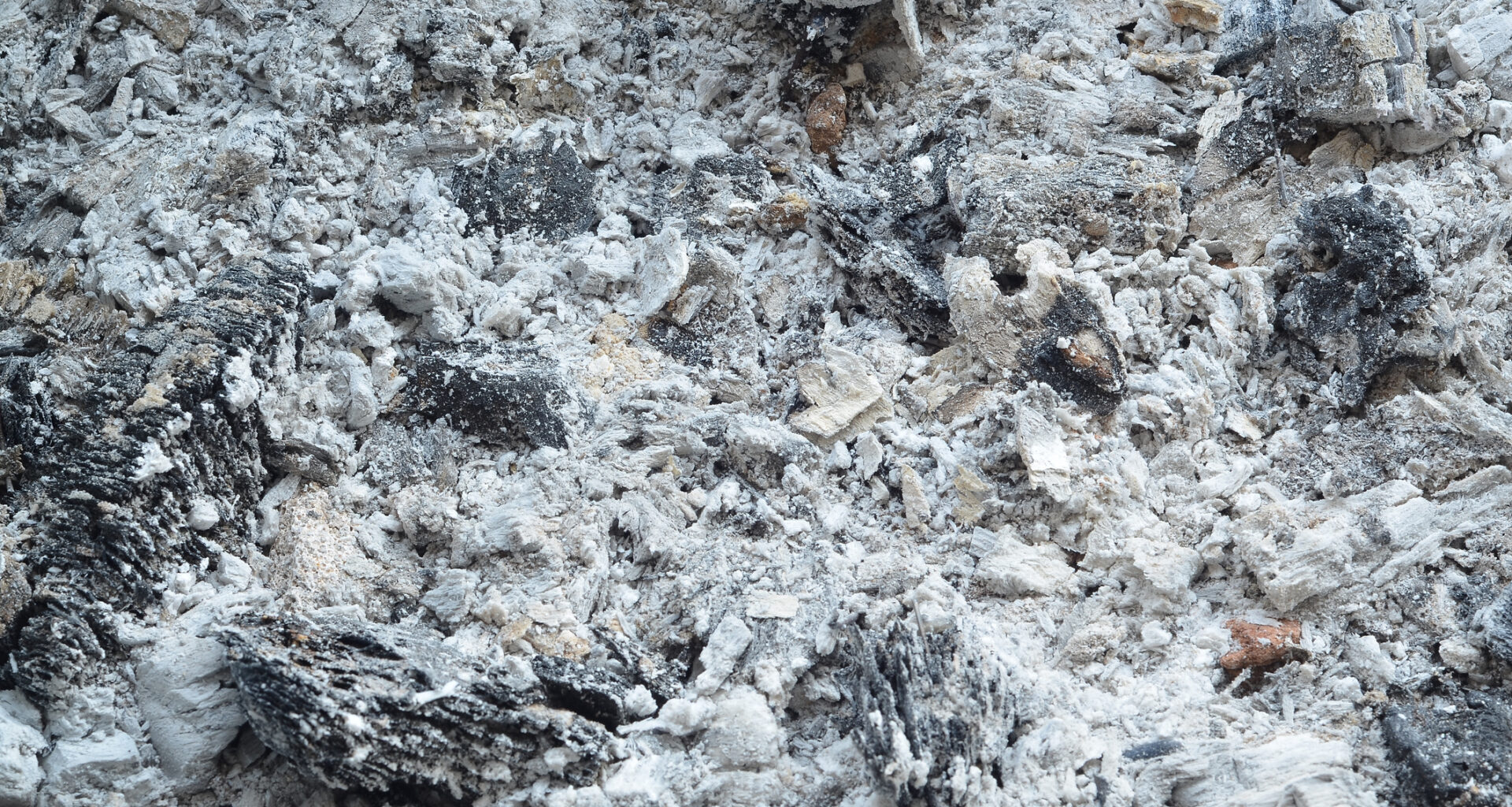 Askan från avfallsförbränningen läggs på hög