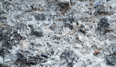 Askan från avfallsförbränningen läggs på hög