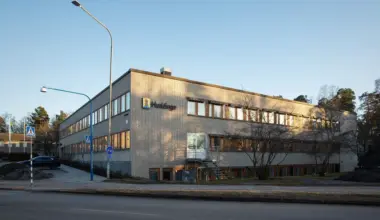 Barn fördes bort och bilar sattes i brand – sju åtalas