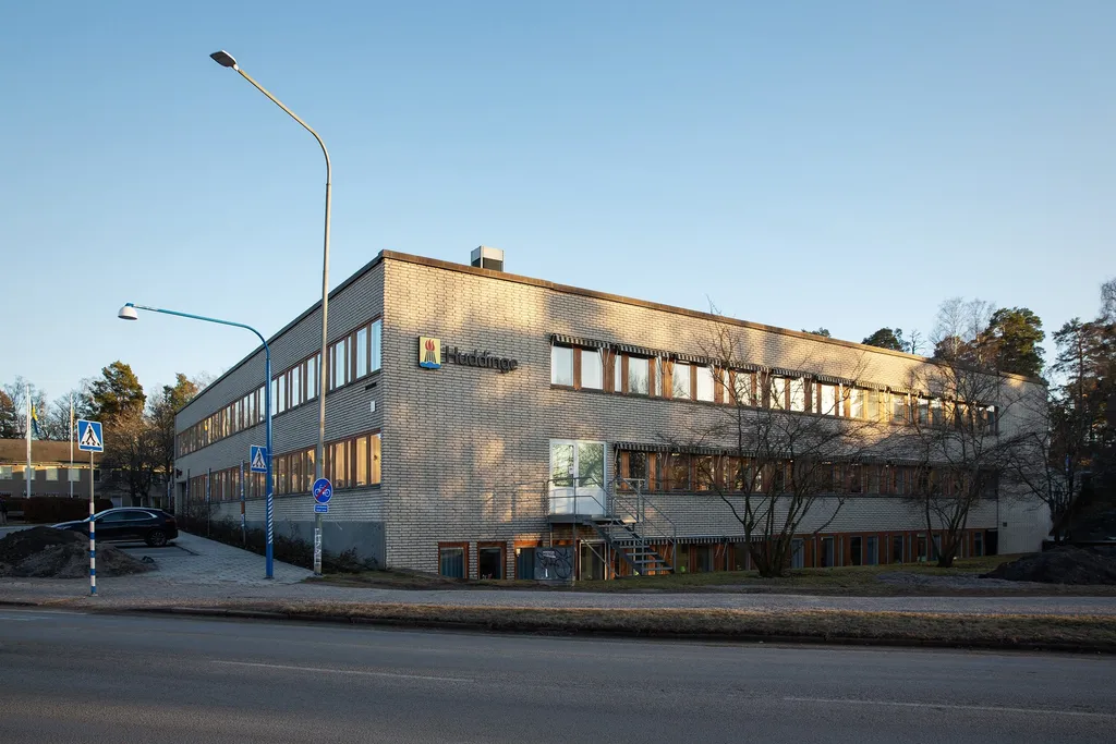 Barn fördes bort och bilar sattes i brand – sju åtalas