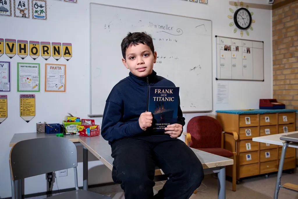 Adam, 9, släpper bok om Titanic