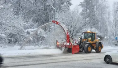 Kommunen förbereder för nästa snöfall – kör bort snö