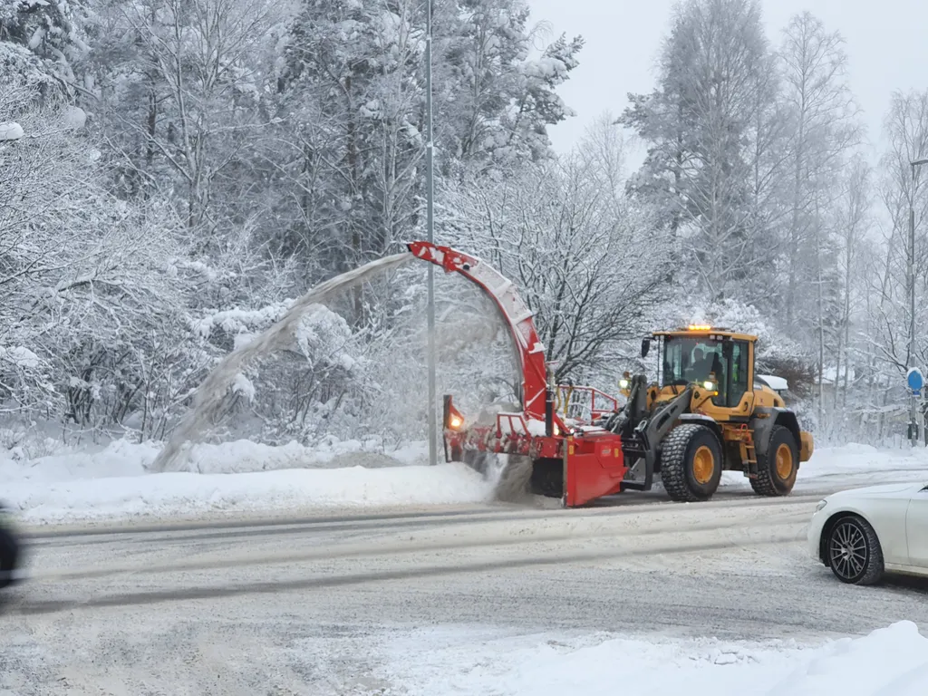 Kommunen förbereder för nästa snöfall – kör bort snö