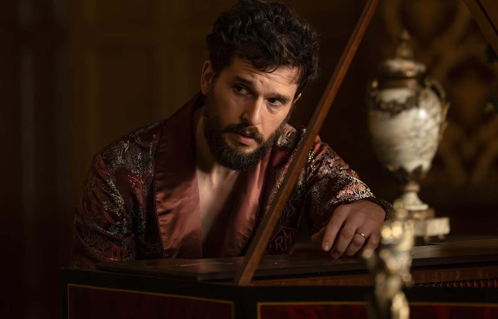 Kit Harington spelar adelsmannen Sir Henry Muck i det grymma finansdramat "Industry" hos HBO Max.