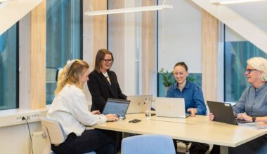 En grupp människor vid ett konferensbord.