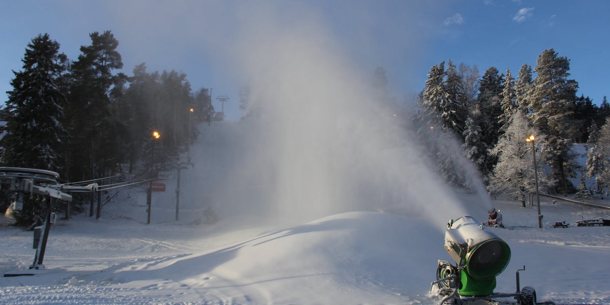 Snökanoner igång i Sunnerstabacken