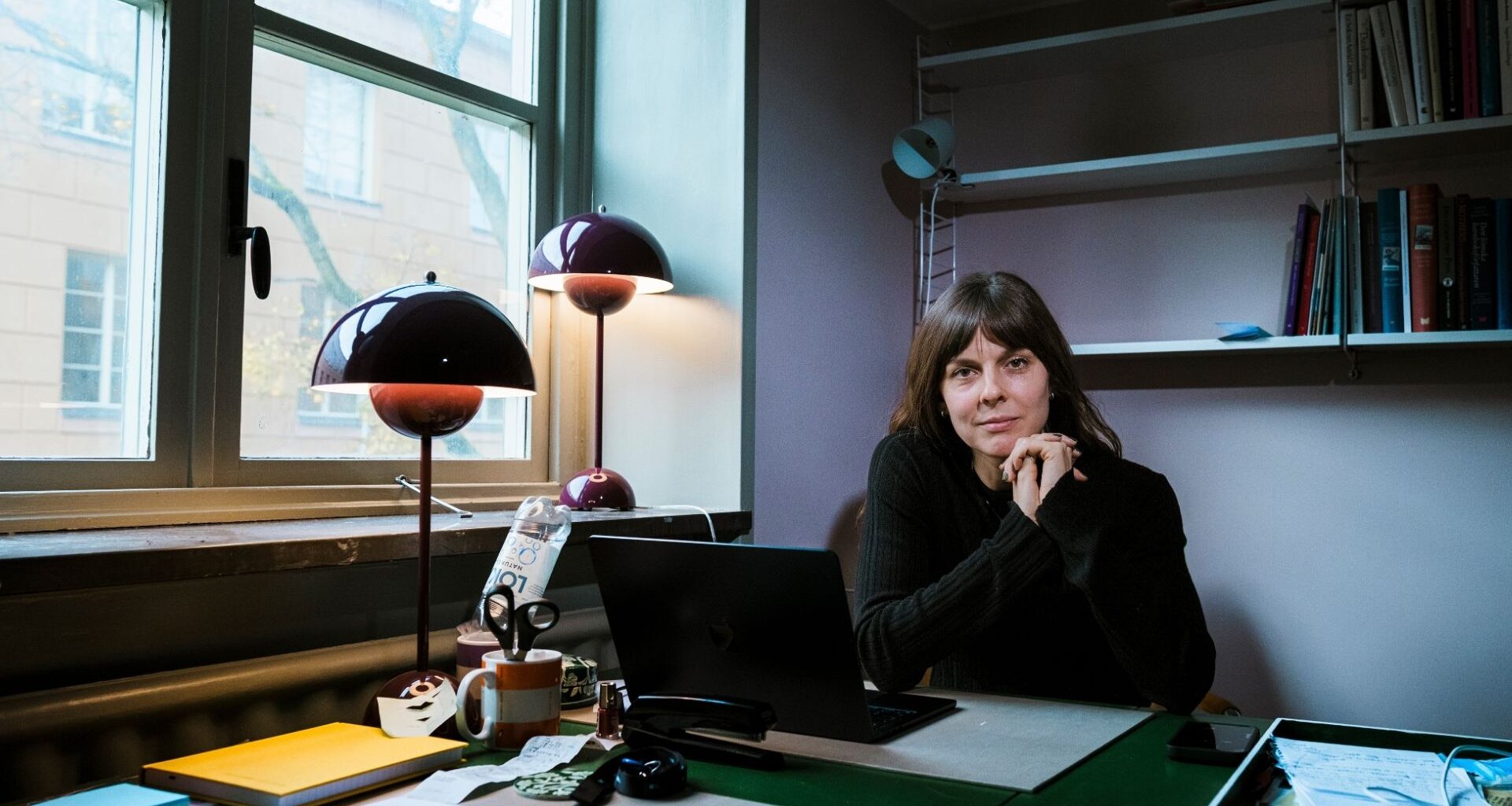 Porträttbild på Tuva Haglund vid ett skrivbord till artikeln om Booktook.