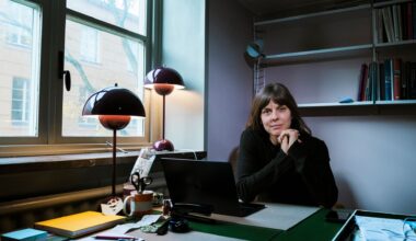 Porträttbild på Tuva Haglund vid ett skrivbord till artikeln om Booktook.