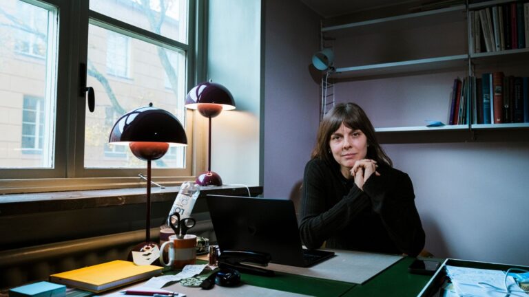 Porträttbild på Tuva Haglund vid ett skrivbord till artikeln om Booktook.
