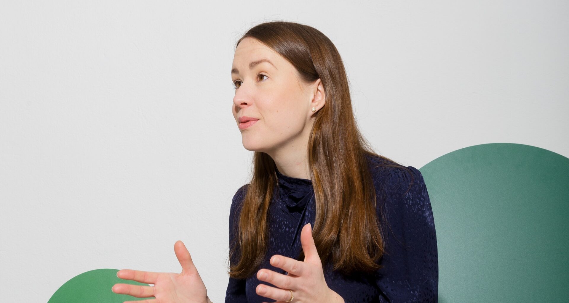 Till vänster: Richard Nixon, augusti 1972. Till höger när Donald Trump besökte renoveringen av Feds högkvarter i somras och talade med centralbankschefen Jerome Powell.