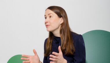 Till vänster: Richard Nixon, augusti 1972. Till höger när Donald Trump besökte renoveringen av Feds högkvarter i somras och talade med centralbankschefen Jerome Powell.