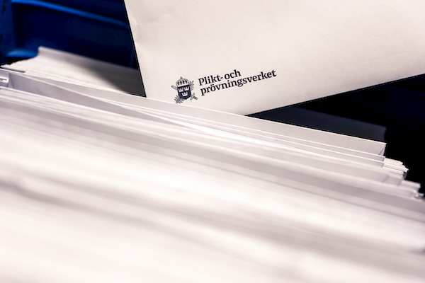 Nu kallas ungdomar födda 2008 in till mönstring