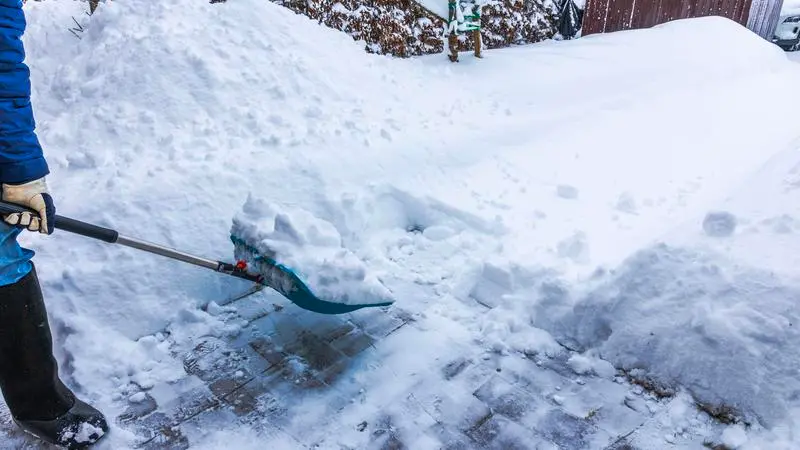 Snöskyffel med snö på.