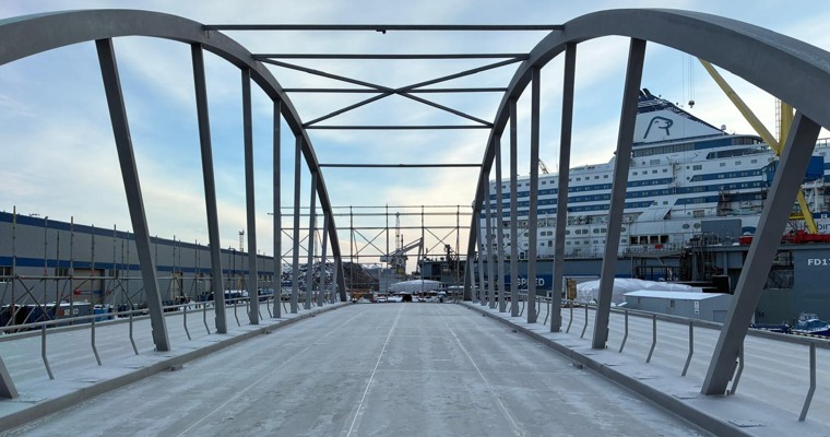 en bågbro sedd inifrån