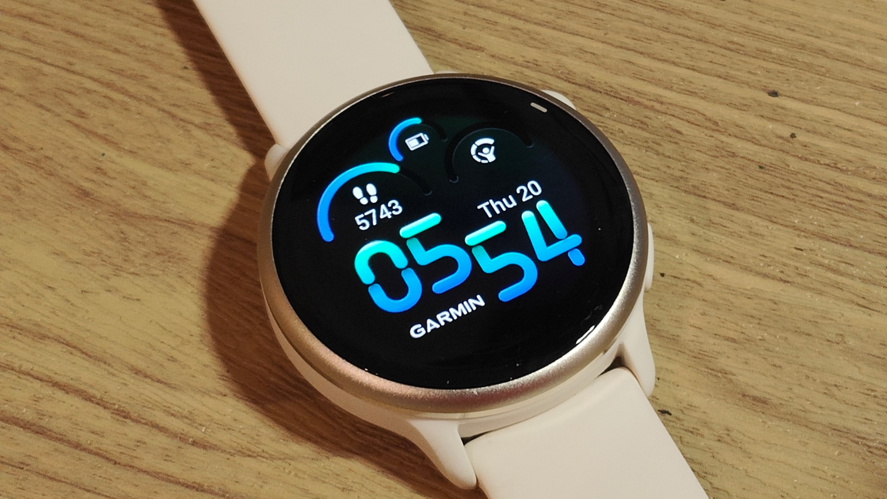 Garmin Vivoactive 6 i vitt p&aring; ett bord.