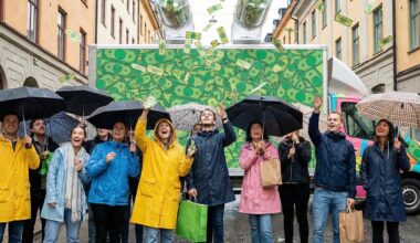 E-handlaren delar ut miljarder till kunderna – ”ett hån”