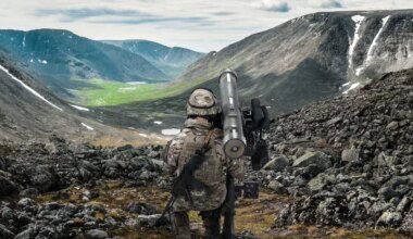 Till vänster: Richard Nixon, augusti 1972. Till höger när Donald Trump besökte renoveringen av Feds högkvarter i somras och talade med centralbankschefen Jerome Powell.