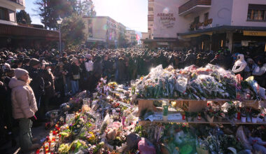 Människor runt ett berg av blommor.