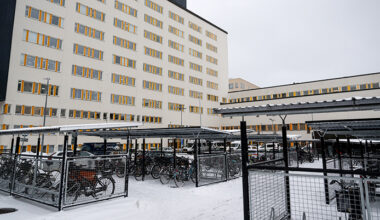 Ett stort hus, ett sjukhus.