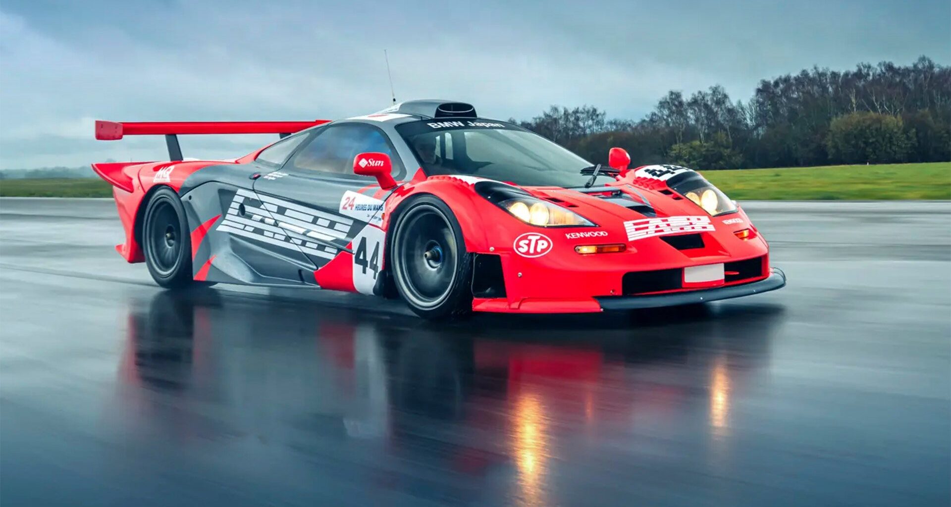 McLaren F1 GTR på våt motorbana.