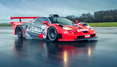 McLaren F1 GTR på våt motorbana.