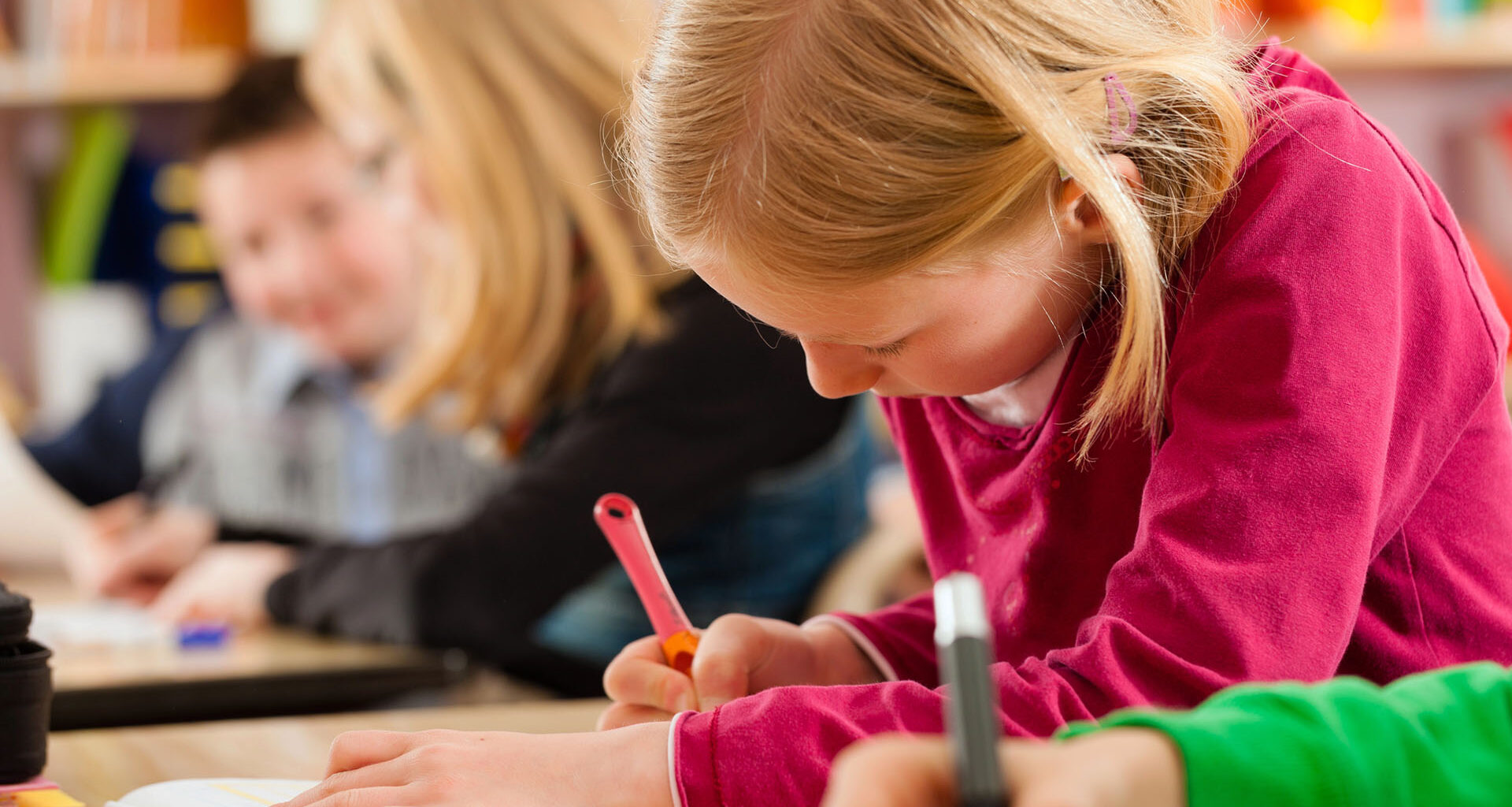 Elever koncentrerar sig i klassrum.