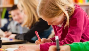 Elever koncentrerar sig i klassrum.