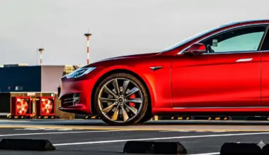 Svenska skådespelarens Tesla förstörd i potthål