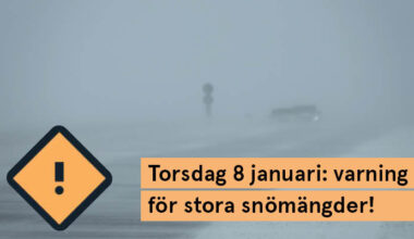 Kraftigt snöoväder med snö som blåser över en väg. Orange varningsskylt med ett utropstecken. Text som lyder: "Torsdag 8 januari: varning för stora snömängder!"