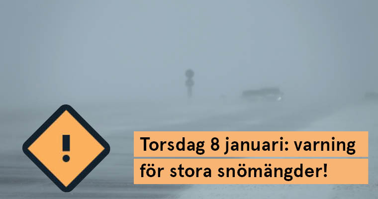 Kraftigt snöoväder med snö som blåser över en väg. Orange varningsskylt med ett utropstecken. Text som lyder: "Torsdag 8 januari: varning för stora snömängder!"