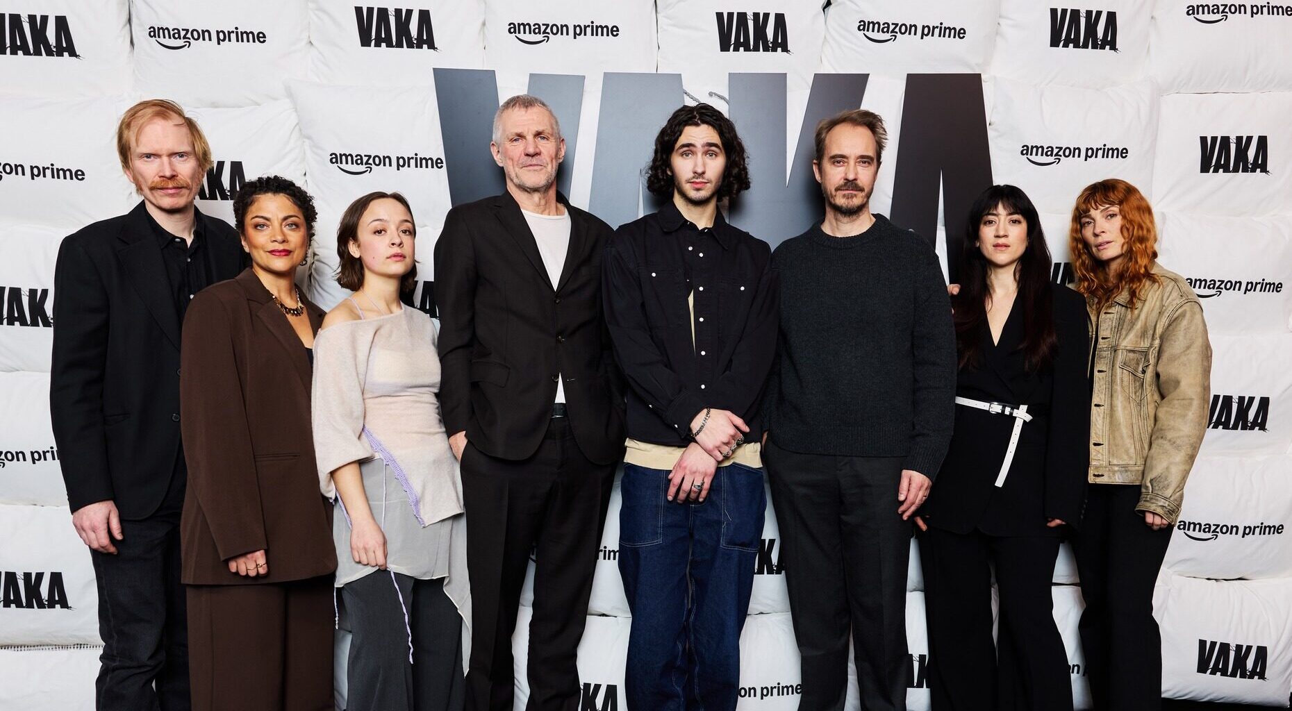 Både kändisar och kuddar på galapremiären av "Vaka".