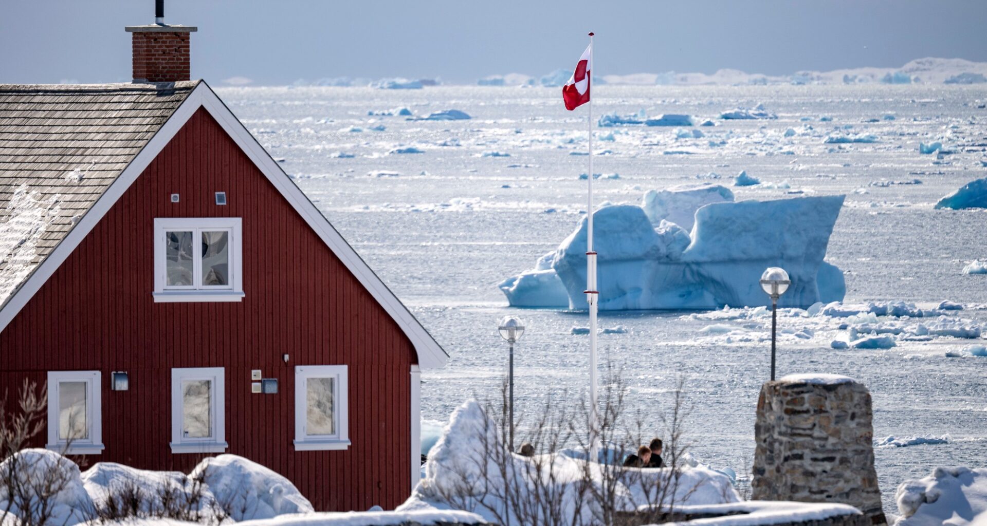 Till vänster: Richard Nixon, augusti 1972. Till höger när Donald Trump besökte renoveringen av Feds högkvarter i somras och talade med centralbankschefen Jerome Powell.