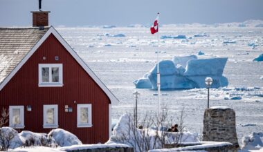 Till vänster: Richard Nixon, augusti 1972. Till höger när Donald Trump besökte renoveringen av Feds högkvarter i somras och talade med centralbankschefen Jerome Powell.