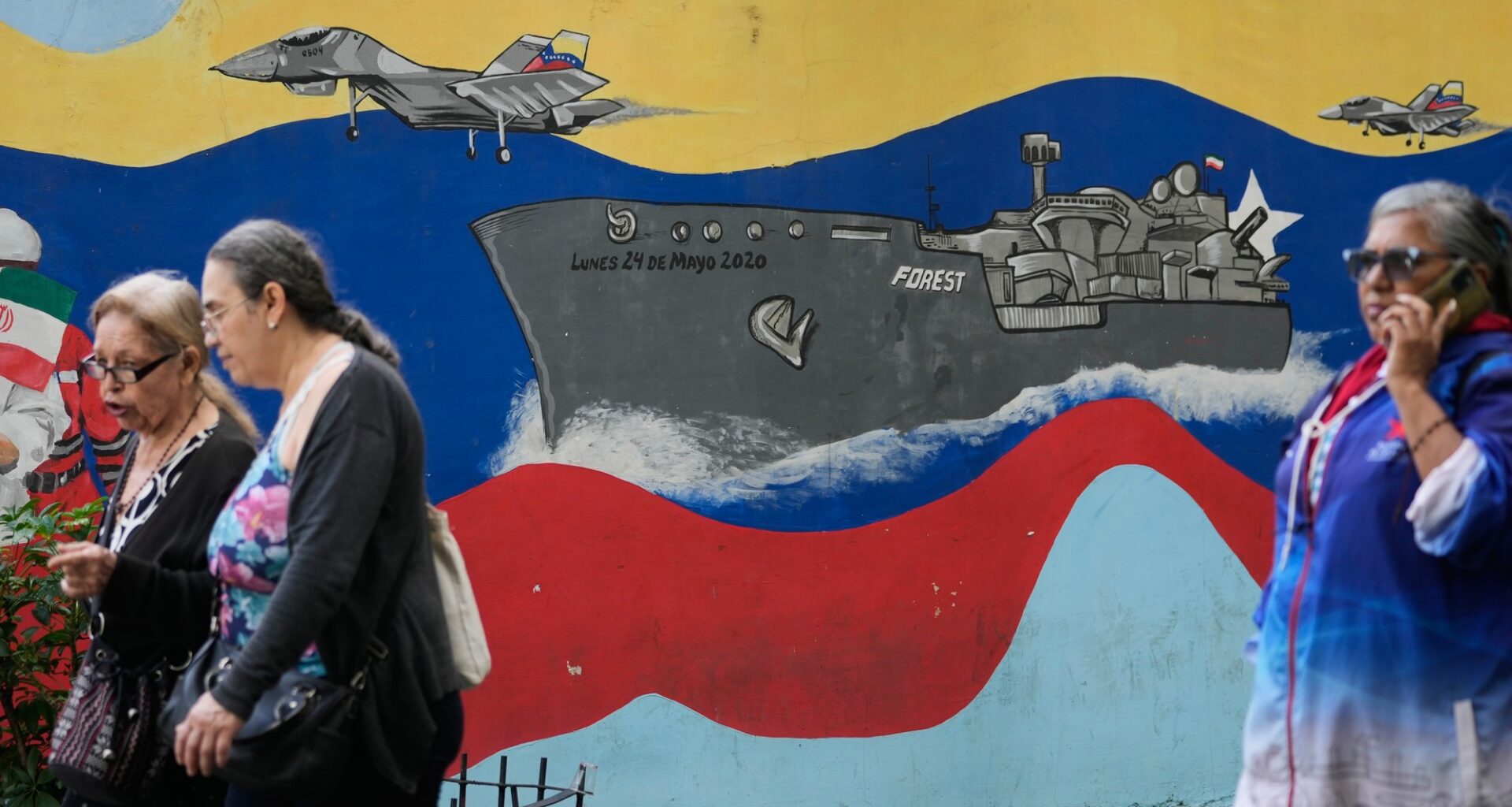 Till vänster: Richard Nixon, augusti 1972. Till höger när Donald Trump besökte renoveringen av Feds högkvarter i somras och talade med centralbankschefen Jerome Powell.