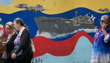 Till vänster: Richard Nixon, augusti 1972. Till höger när Donald Trump besökte renoveringen av Feds högkvarter i somras och talade med centralbankschefen Jerome Powell.