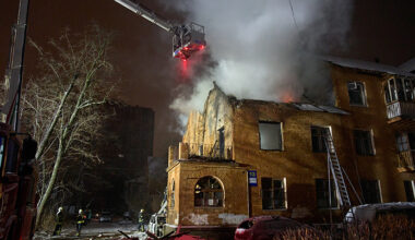 Det ryker och brinner från huset. Flera brandmän jobbar med att släcka elden.