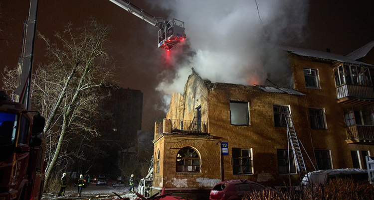 Det ryker och brinner från huset. Flera brandmän jobbar med att släcka elden.