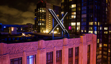 På taket av byggnaden är ett stort X.