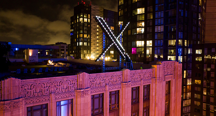 På taket av byggnaden är ett stort X.