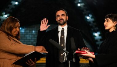 Mamdani svors in med handen på koranen