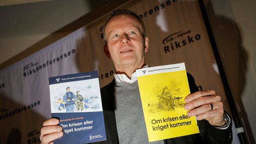Mikael Frisell, generaldirektör för Myndigheten för civilt försvar, visar upp de nya broschyrerna "Om krisen eller kriget kommer" på Folk och försvar 2026.