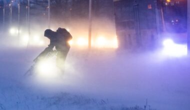 Plogbilar, bandvagnar och bärgare sätts in för att tackla skånska snökaoset