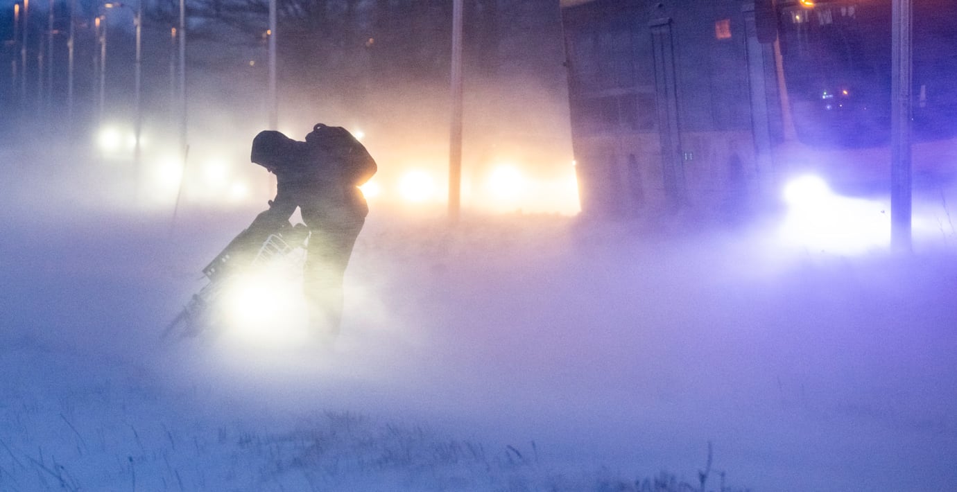 Plogbilar, bandvagnar och bärgare sätts in för att tackla skånska snökaoset