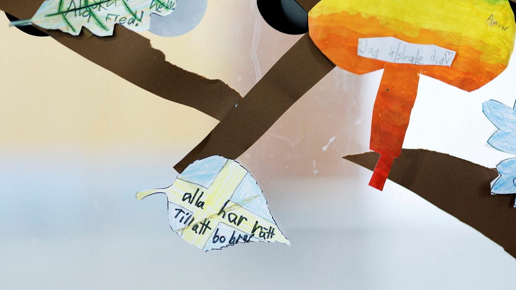 Eleverna har fått sätta upp löv med egna budskap om likabehandling.