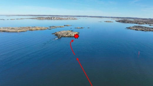 På bilden har haverikommissionen ritat in stridsbåtens färdväg mot skäret som man körde upp på.