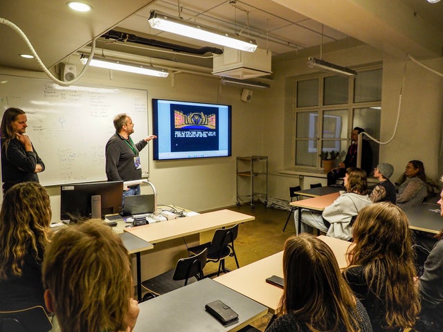 Det nya spelet till Commodore 64 var  spelbart 30 minuter för presentation men så trassla det till sig i koden. Öppningstext och musik kunde publiken åtminstone ta del av.